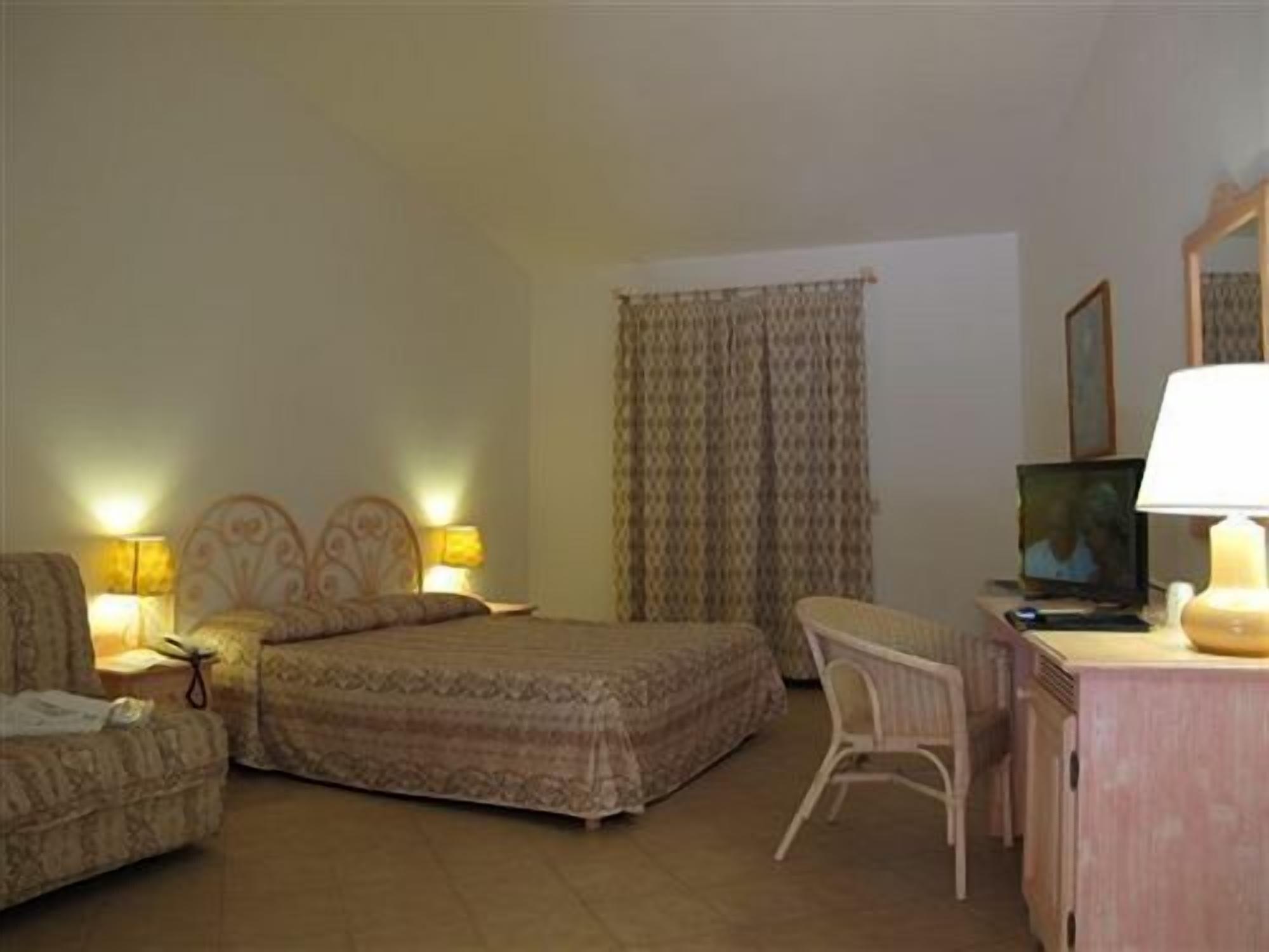 Godo Beach Hotel Baja Sardinia Εξωτερικό φωτογραφία